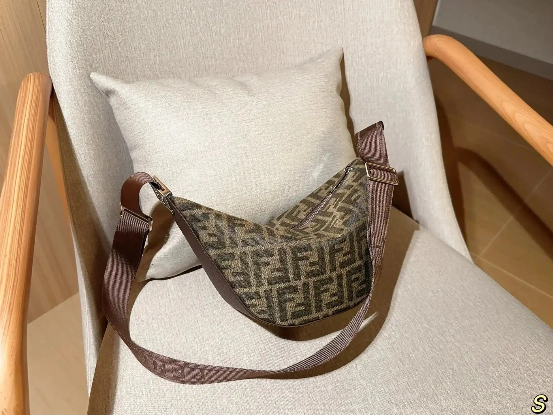 FENDI FF Logo Belt Bag 2 — Fendi 1:1 rep bag from $93 · DHL from Guangzhou, China